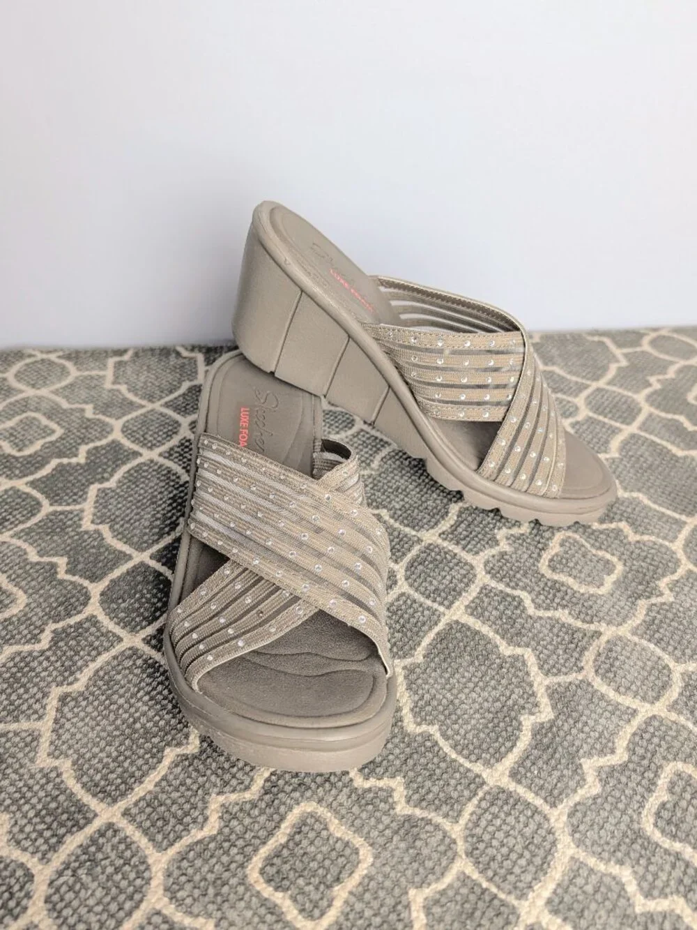 SKECHERS Luxe Foam Taupe Wedge Sandals Sz 7